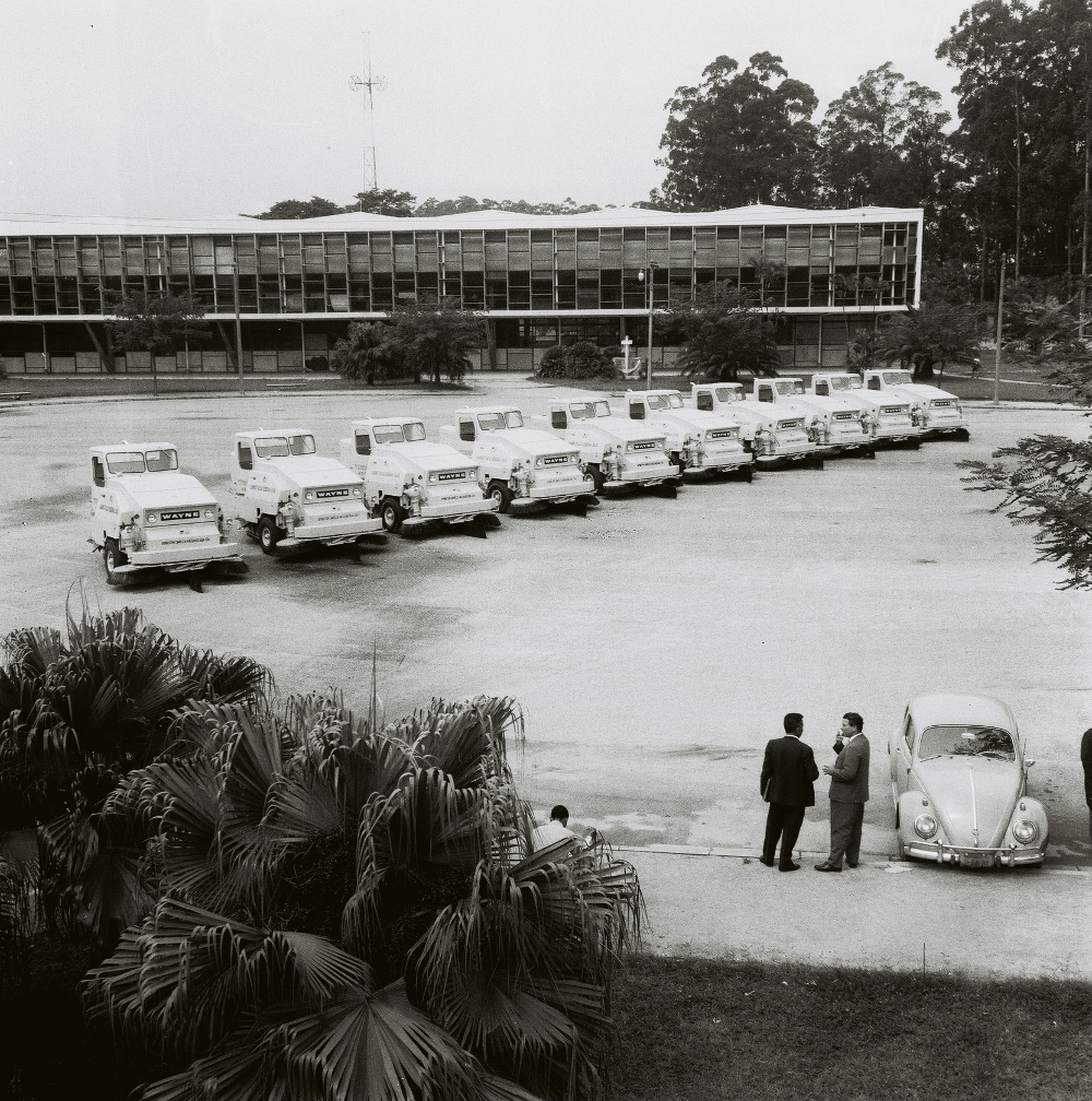 1968-Entrega de varredoras no Parque do Ibirapuera